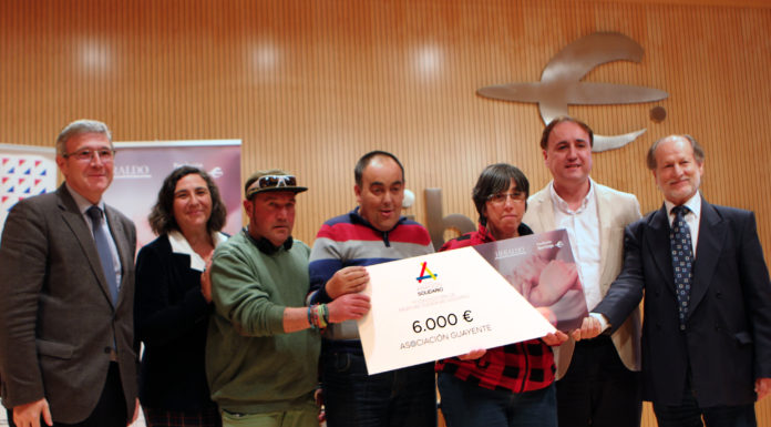 La delegación de El remós recibiendo el Premio Aragón Solidario (Foto: Servicio especial)