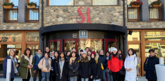 Estudiantes del campus oscense ante un establecimiento hotelero benasqués (Foto: Servicio especial)