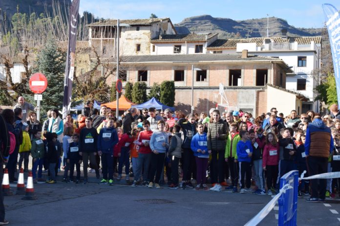 Participantes en la Carrera de la Constitución a punto de tomar la salida (Foto: Angel Gayúbar)