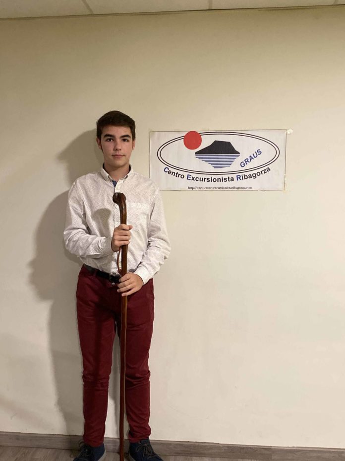 Natxo Nájera posa con su bastón de Honor (Foto: CER)