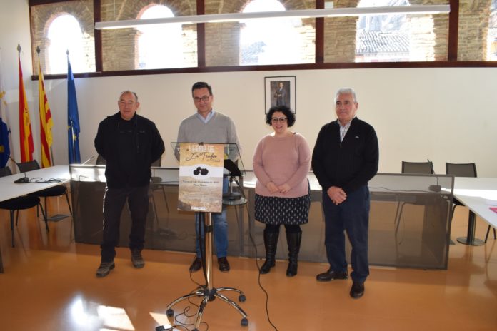 El presidente de la Asociación de Empresarias, César Sistac, el teniente de alcalde, Roque Vicdente, la alcaldesa, Gema Betorz, y el vicepresidente de la Asociación de Truficultura, Francisco Llena, en la presentación d ela Feria de la Trufa (Foto: Angel Gayúbar)