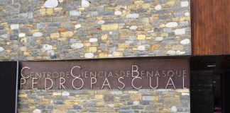 Placa del Centro de Ciencias en su sede benasquesa (Foto: Angel Gayúbar)