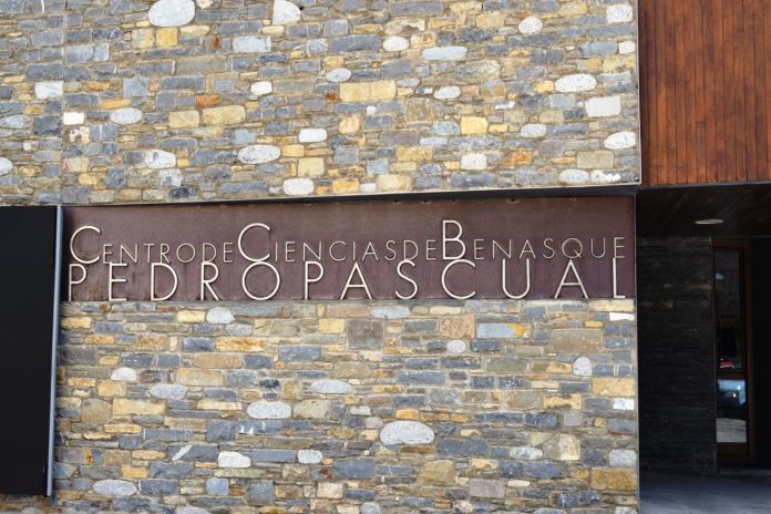 Placa del Centro de Ciencias en su sede benasquesa (Foto: Angel Gayúbar)