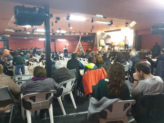 Aspecto d ela subasta celebrada el sábado en el Centro Deportivo (Foto: Angel Gayúbar)