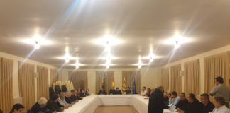 Los miemborss d ela comisión consultiva en su reunión en Benabarre (Foto: Angel Gayúbar)