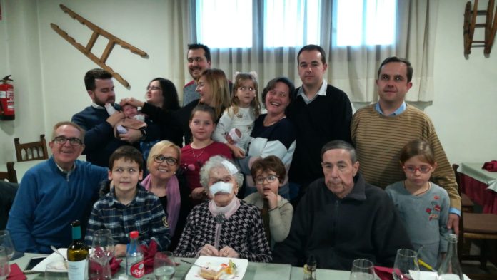 Balbina con sus familiares más directors durante la comida conmemorativa (Foto: María Franco)