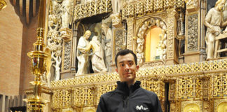 Sergio Samitier ofrece el maillot de su nuevo equipo en Torreciudad (Foto: J.A. Arregui)