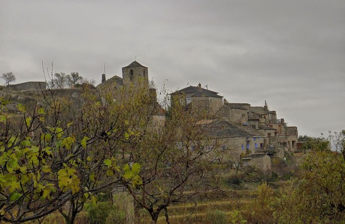 Uno de los pequeños pueblos casi vacíos que sobreviven en el Alto Aragón rural (Foto: Servicio especial)