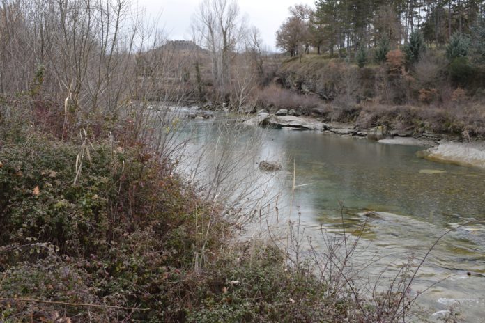 Tramo del río en que se va a construir el canal de aguas bravas (Foto: Angel Gayúbar))