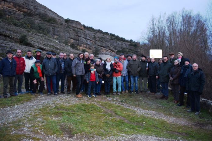 Asistentes al acto celebrado junto a los yacimientos (Foto: Angel Gayúbar)