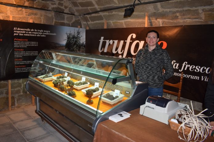 Aspecto de los expositores de trufas en la tercera sesión del mercado (Foto: Angel Gayúbar)