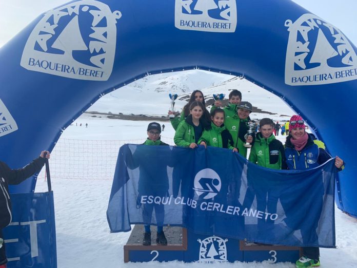 FOTO DE GRUPO DE LOS ESQUIADORES BENASQUESES U10 U12 EN BAQUEIRA (Foto: Servicio especial)