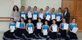 Alumnos de Graus con su profesora Ana Ferrer mostrando sus diplomas y distinciones (Foto: Servicio especial)