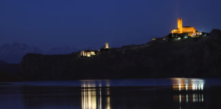 Iluminación nocturna de la ermita y de la torre de Torreciudad (Foto: Alfonso Arregui)