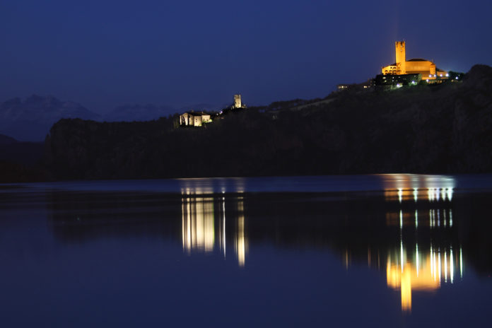 Iluminación nocturna de la ermita y de la torre de Torreciudad (Foto: Alfonso Arregui)