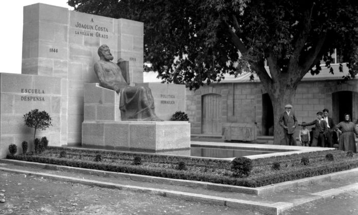 Monumento a Joaquín Costa en 1929 (Foto: Gabriel Gallego, Fototeca de la DPH)