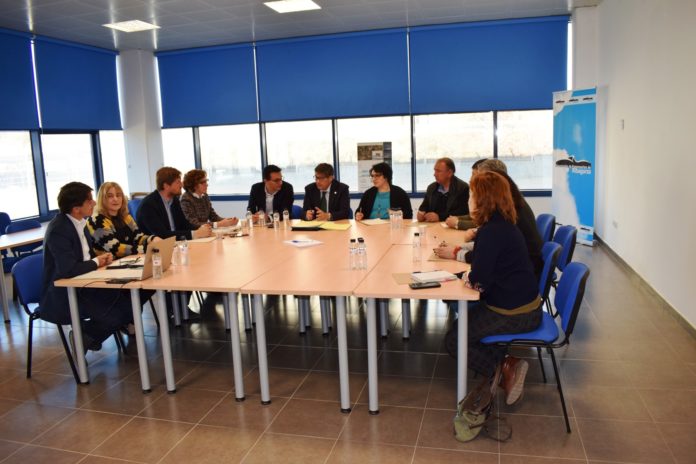Aliaga en su reunión con empresarios, técnicos y políticos en Graus (Foto: Angel Gayúbar)