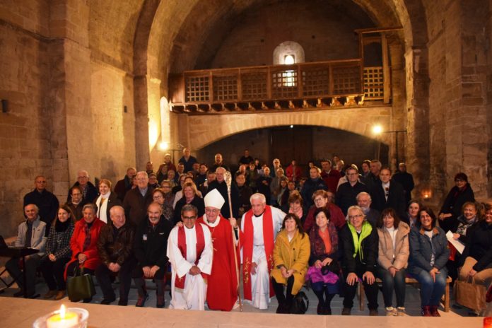 El obispo, los pueblenses y sus amigos en un a imagen de grupo en el interior d ela iglesia de San Román (Foto: Angel Gayúbar)