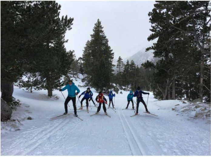 Cursillistas ribagorzanos practicando esquí de fondo (Foto: Servicio Comarcal de Deportes de Ribagorza