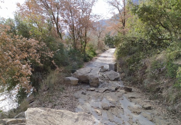 El desprendimiento en el camino entre Perarrúa y Besians (Foto: Angel Gayúbar)
