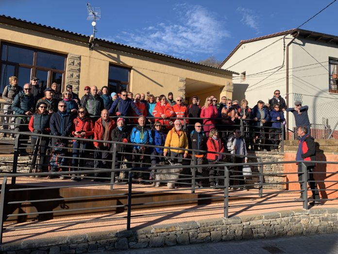 Foto de grupo de bastantes de los participantes en la andada (Foto: Servicio especial)