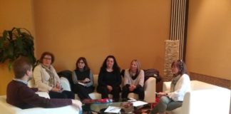 Las bibliotecarias durante su reunión con el presidente y la gerente d ela Comarca de La Ribagorza (Foto: Servicio especial)