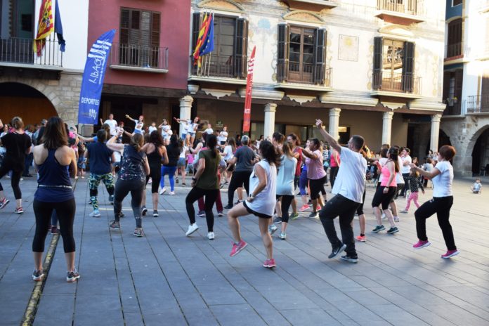 Practicando zumba en la Plaza Mayor de Graus (Foto: Angel Gayúbar)
