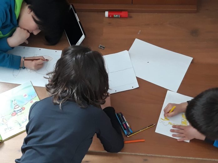 Unos niños preparando sus dibujos para el concurso (Foto: Servicio especial)