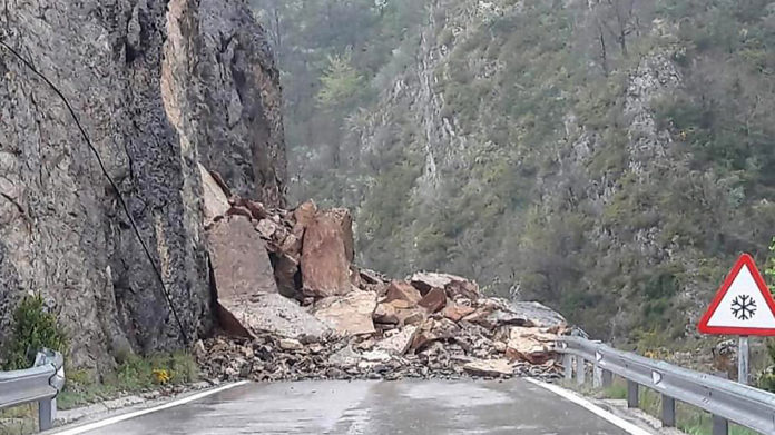 Las grandes rocas caídas impiden la circulación por la A-1605 entre Bonansa y Montanuy (Foto: Servicio especial)