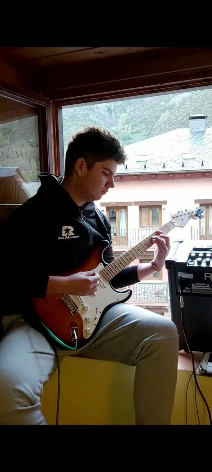 Daniel Benedí interpretando una de las canciones con que acompaña a sus vecinos estos días de confinamioento (Foto: Servicio especial)2