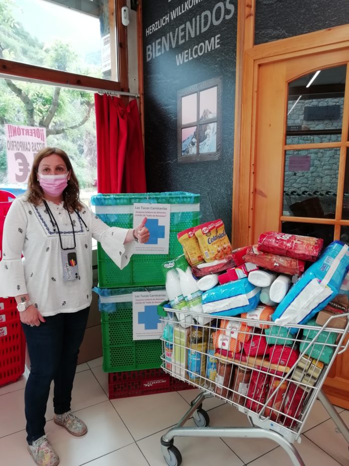 Noemí Domenech, teniente de alcalde de Benasque, con un carro con donaciones de los vecinos (Foto: Chema Casasnovas)
