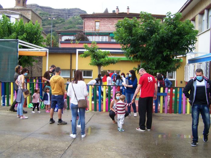 Padres y alumnos recogiendo sus trabajosy enseres en la Escuela Infantil (Foto: Angel Gayúbar)