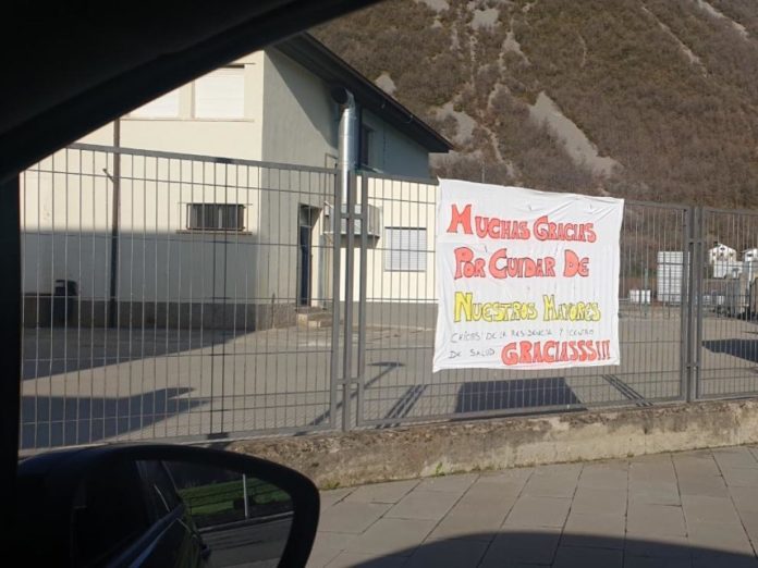 Pancarta colocada días atrás frente al Centro de Salud de Castejón de Sos (Foto: Servicio especial)