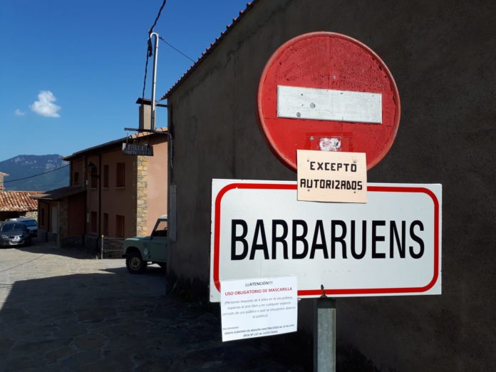 Recordatorio de la obligación de llevar mascarilla a la entrada de Barbaruens (Foto: Angel Gayúbar)