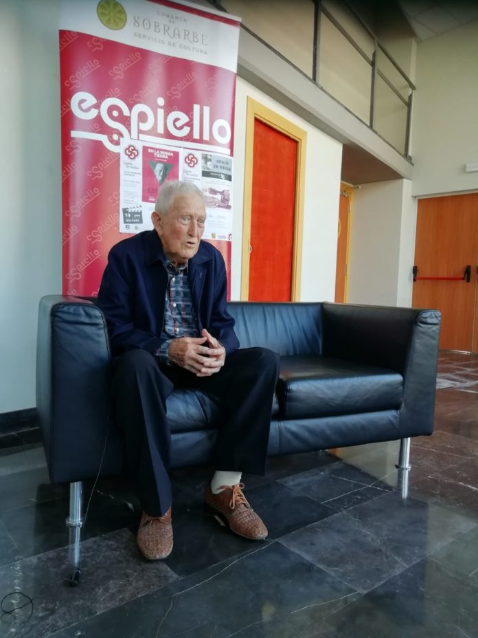 Martín Arnal, asistió al estreno de la película En la misma tierra, de la que es protagonista