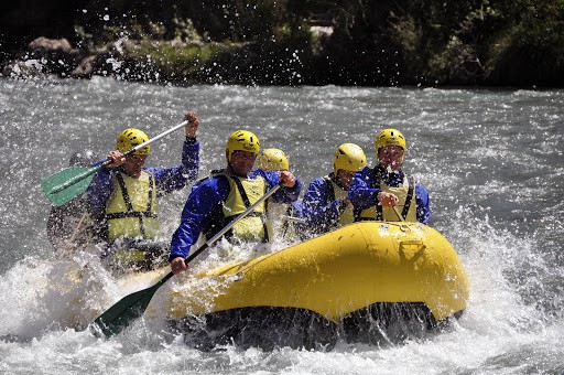 Unos clientes de Eseraventura practicando rafting en el Ésera (Foto: Eseraventura)