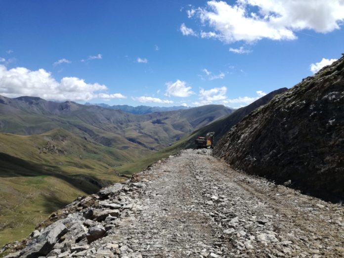 Obras de ampliación de la carretera al collado de Basibé (Foto: CHA)