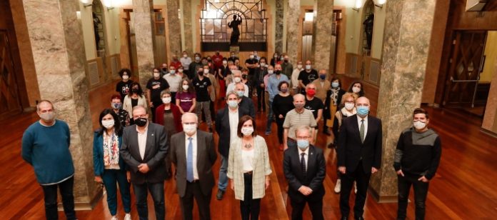 Foto de grupo de autoridades y representantes de las asociaciones firmantes del convenio (Foto: Servicio especial)