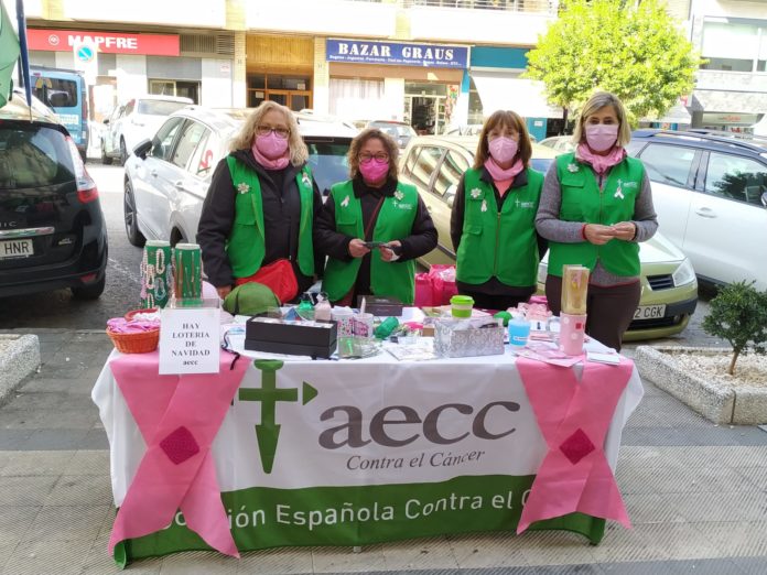 Voluntarias grausinas de la AECC en la mesa informativa instalada en la Calle Salamero (Foto: AECC)