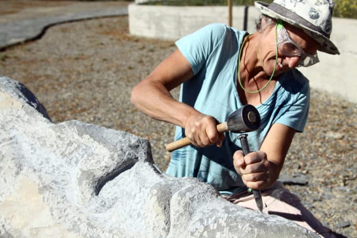 La autora trabajando en una de sus esculturas (Foto: Servicio especial)