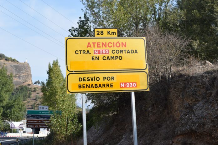 Cartel a la entrada de Grausen el que se ignora la alternativa de la A-1605 (Foto: Angel Gayúbar)