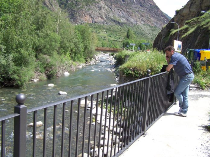 El alcalde de Benasque, Josér Ignacio Abadías, contemplando el Ésera a su paso por la localidad (Foto: Angel Gayúbar)
