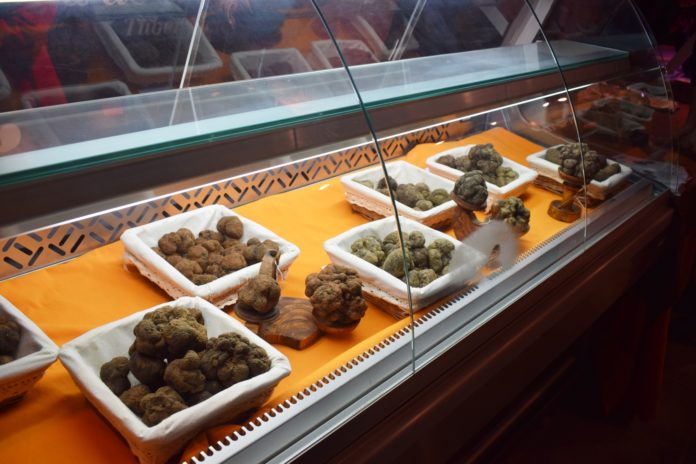 Trufas expuestas en el marcado grausino, una imagen que es difícil que se repita esta temporada (Foto: Angel Gayúbar)5