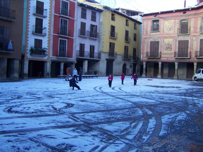 Niños jugando con la nieve en la Plaza Mayor de Graus (Foto: Angel Gayúbar)