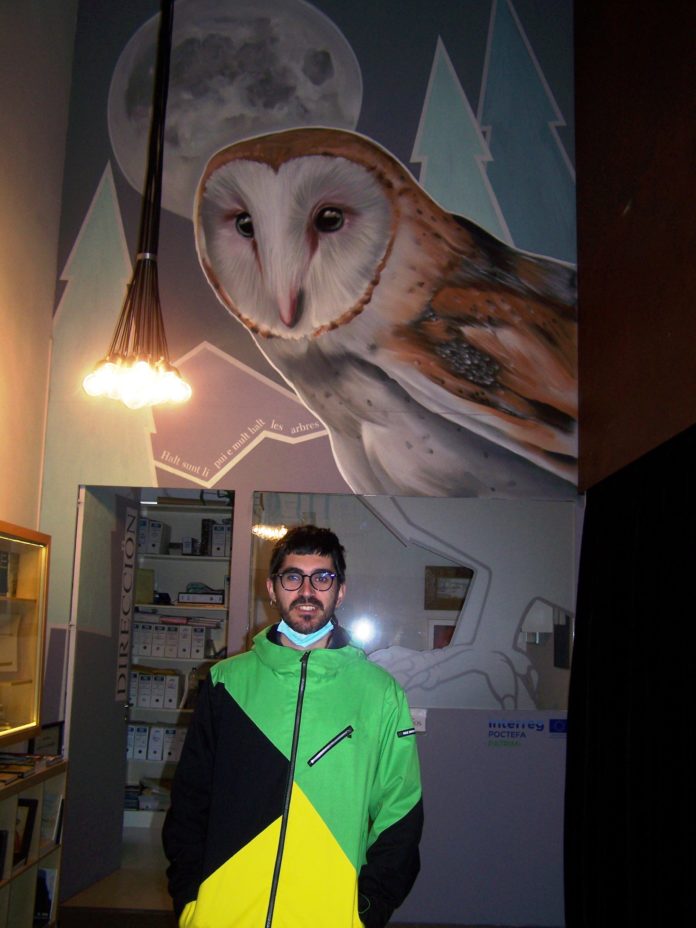Eleman y su mural en Espacio Pirineos (Foto: Angel Gayúbar)
