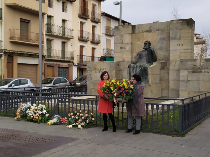 La alcaldesa de Graus, Gema Betorz, en el homenaje floral del año pasado (Foto: Angel Gayúbar)