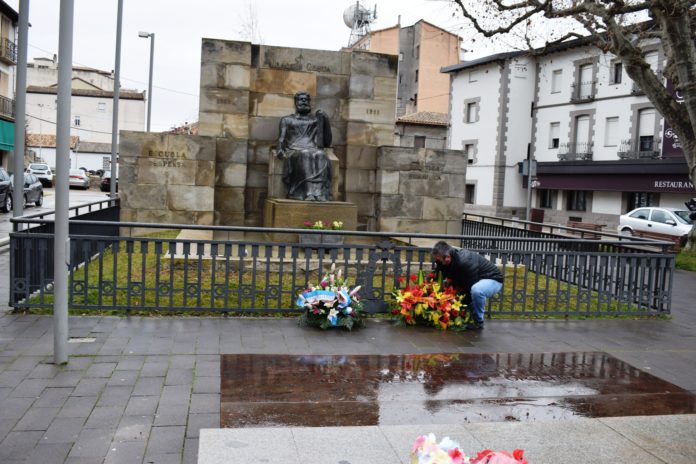 Julián del Castillo colocando los ramos del homenaje floral ante el monumento a Joaquín Costa (Foto: Angel Gayúbar)