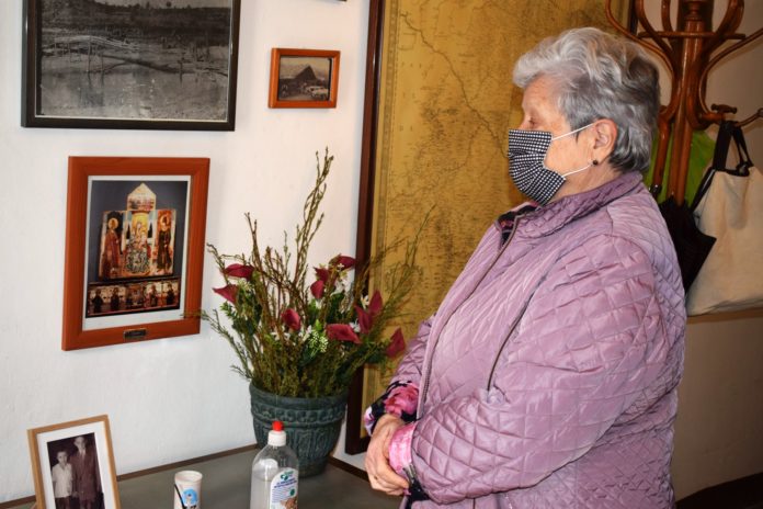 Pilar contempla la foto del retablo de Portaspana que conserva en su casa (Foto: Angel Gayúbar