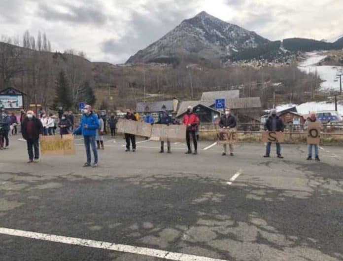 Reciente manifestación en Cerler en apoyo del turismo invernal (Foto: Servicio especial)