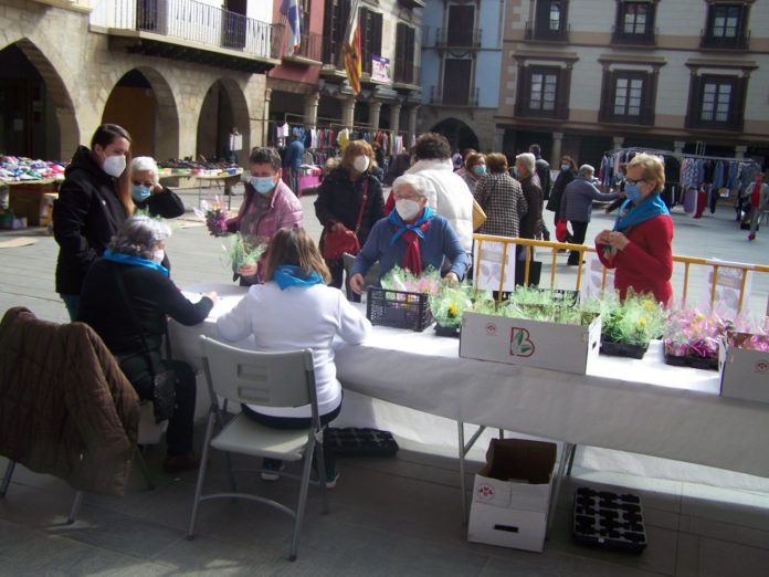 Las mujeres de la Asociación Santa Águeda reparten plantas a sus asociadas en este 8M (Foto: Angel Gayúbar)lap